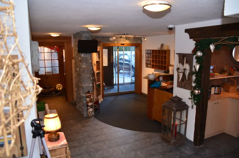 Hotel Belmont - Interior entrance