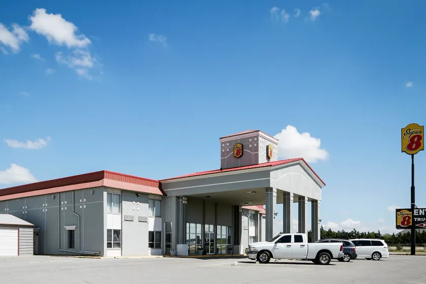Super 8 by Wyndham Elk City - Image 1