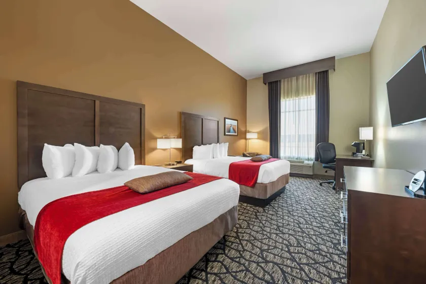 Best Western Plus Lakeview Hotel - Image 1