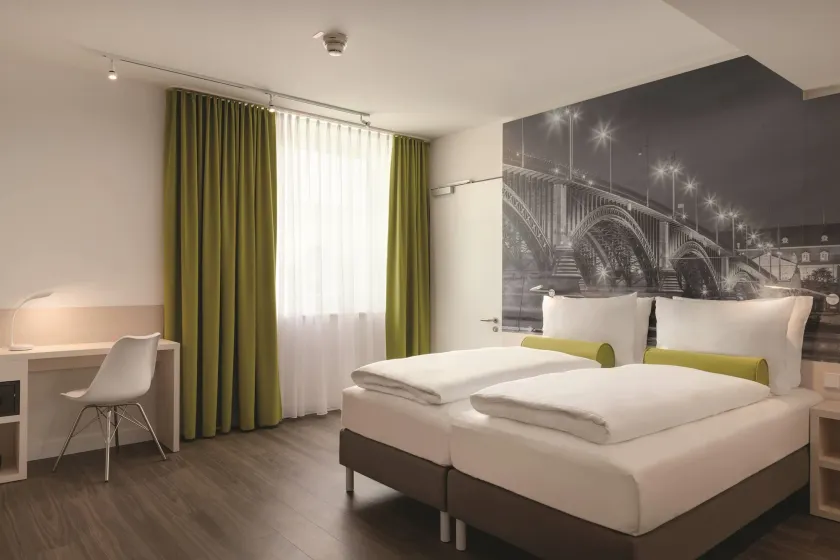 Super 8 by Wyndham Mainz Zollhafen - Image 1