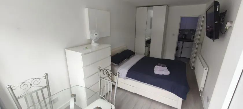 Bright & Stylish Studio Flat - Image 1