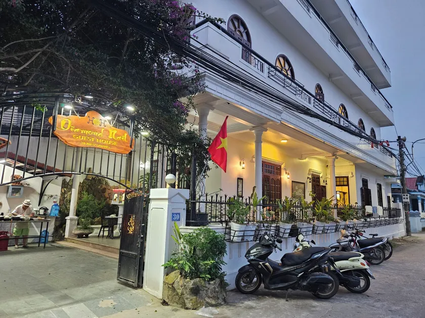 H&H Diamond Nail Hotel - Image 1