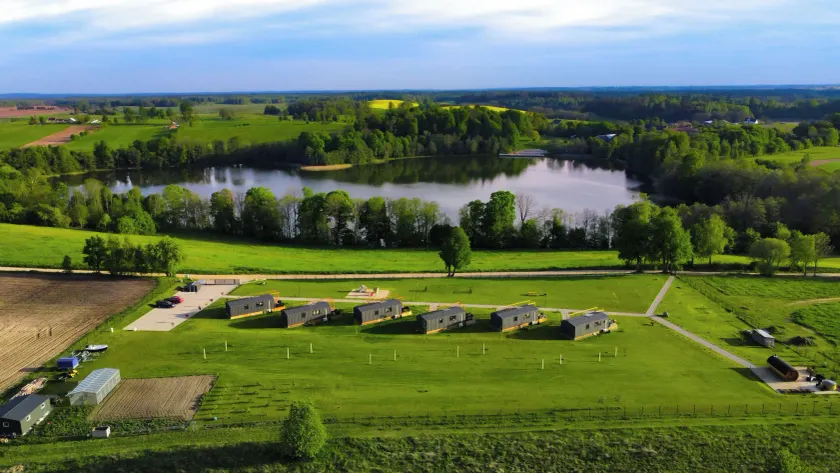 Giżycko-Żywki, Masuria Resort Village, całoroczne domki z widokiem na jezioro - Image 1