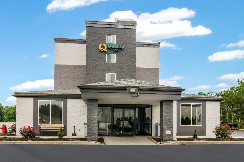Quality Inn Rochester West - Image 1