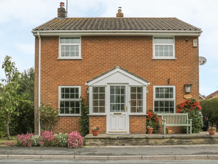 Humble Bee Cottage - Image 1