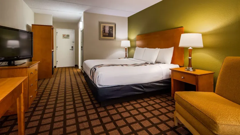 Best Western Plus Chicago Hillside - Image 1