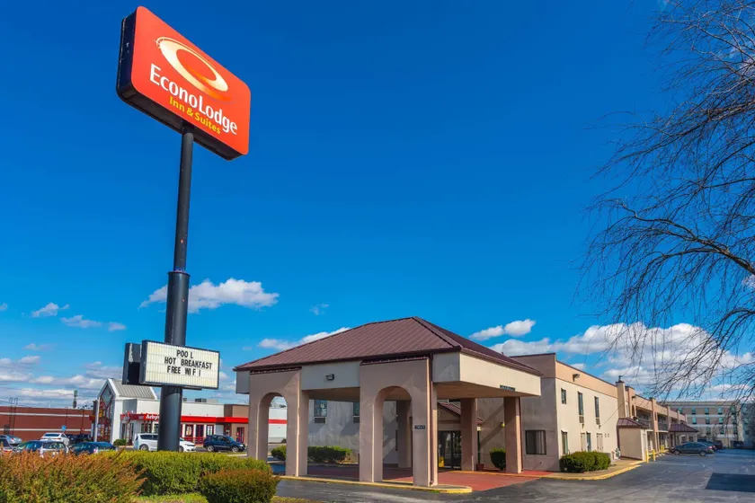 Econo Lodge & Suites Clarksville near Governors Square Mall - Image 1