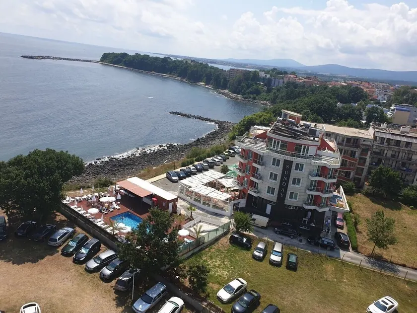 Family Hotel Sunday - Image 1