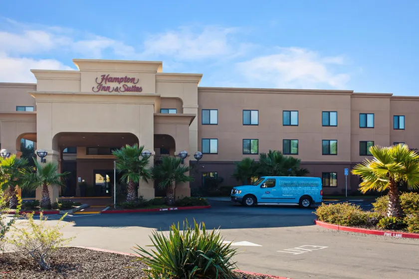 Hampton Inn & Suites Oakland Airport-Alameda - Image 1