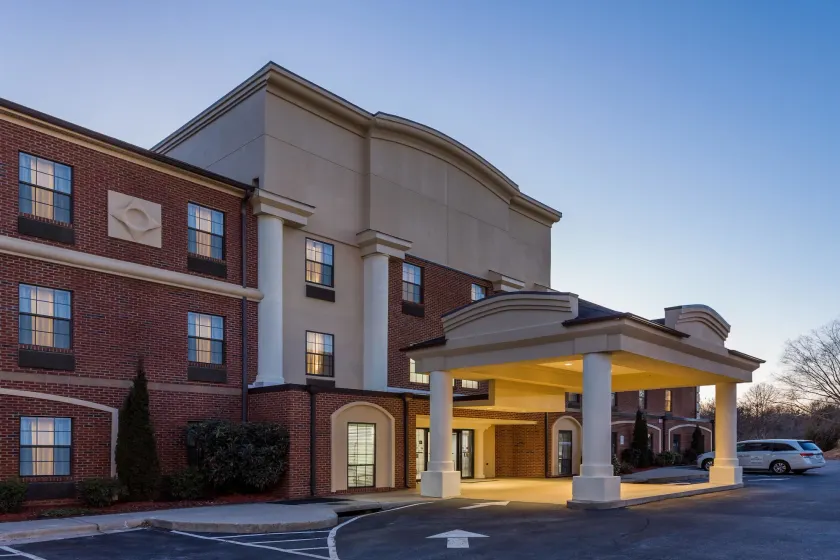 Wingate by Wyndham High Point Greensboro Airport South - Image 1