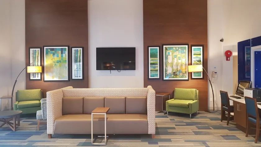 Holiday Inn Express and Suites Surrey by IHG - Lobby sitting area