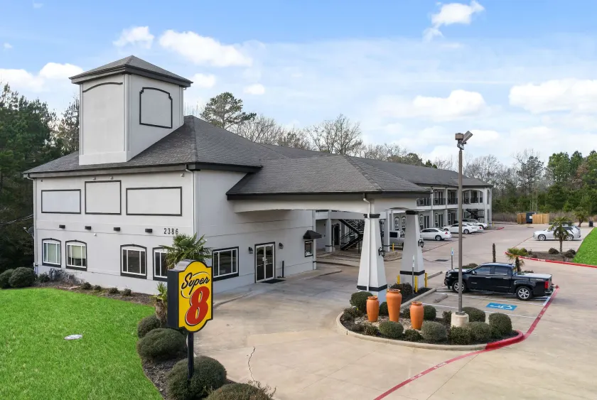 Super 8 by Wyndham Carthage TX - Image 1