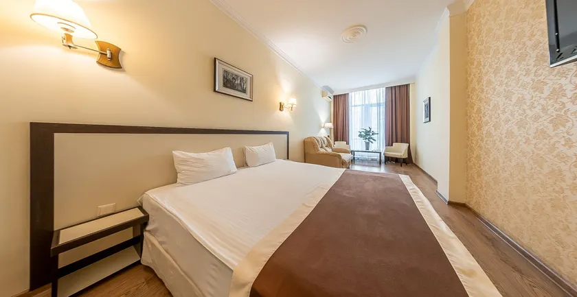 Corona Hotel & Apartments - Image 1
