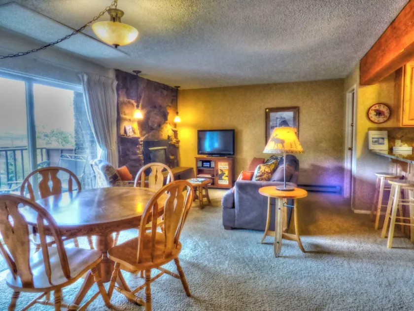 Ski In Ski Out, 2 King Beds ,Hot Tub, Sauna, 5 Min Walk to Base, Private Balcony with Views - Værelse