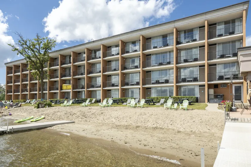 Holiday Inn Detroit Lakes - Lakefront by IHG - Image 1