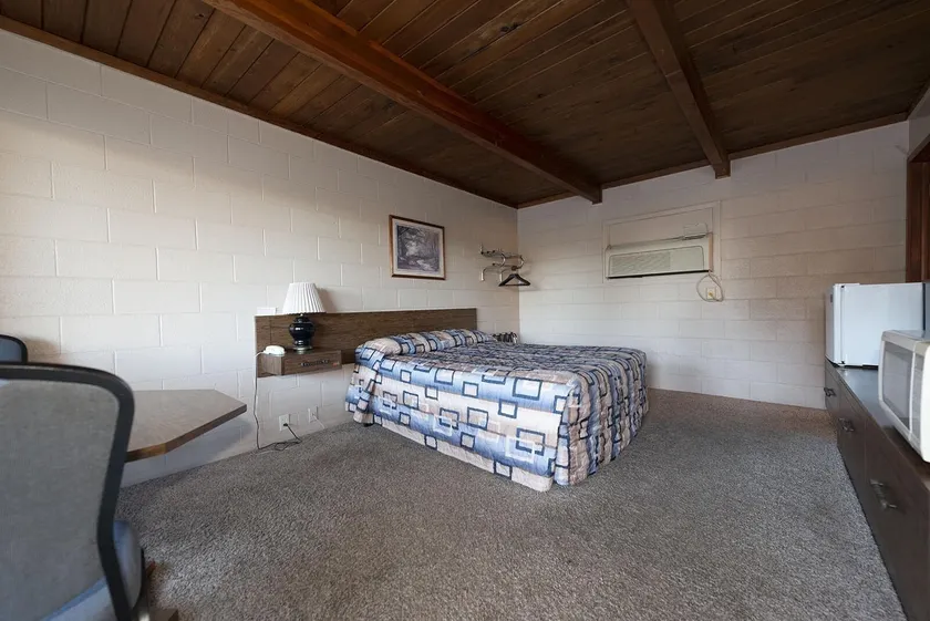 Cedar Inn - Image 1