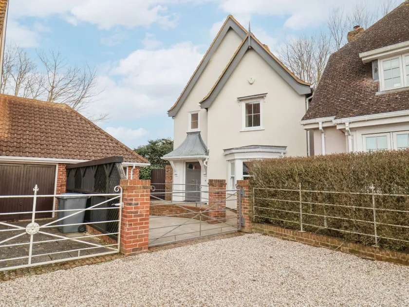 9 Church Farm Rise - Image 1