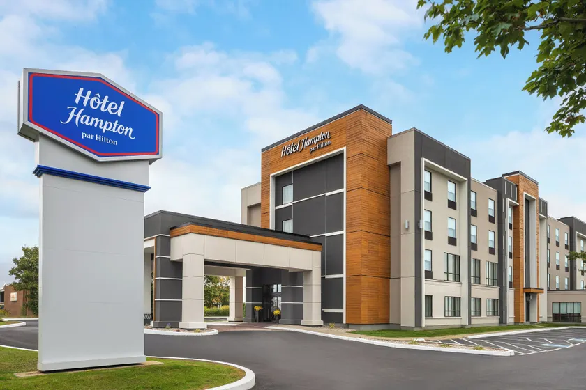 Hampton Inn & Suites by Hilton Montreal-Dorval - Image 1