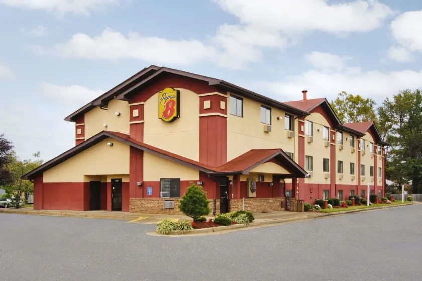 Super 8 by Wyndham Richmond Airport VA - Image 1