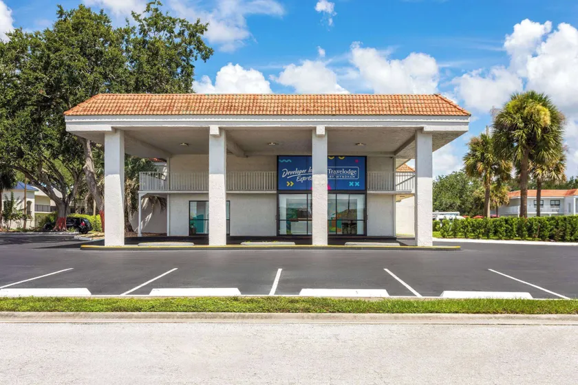 Travelodge by Wyndham Orlando Lake Buena Vista South - Image 1