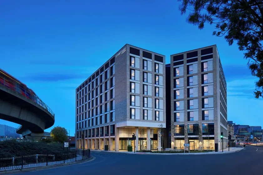 Courtyard by Marriott London City Airport - Image 1