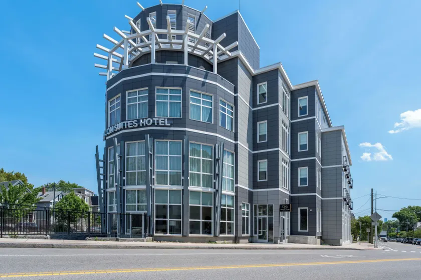Beacon Suites Hotel - Image 1