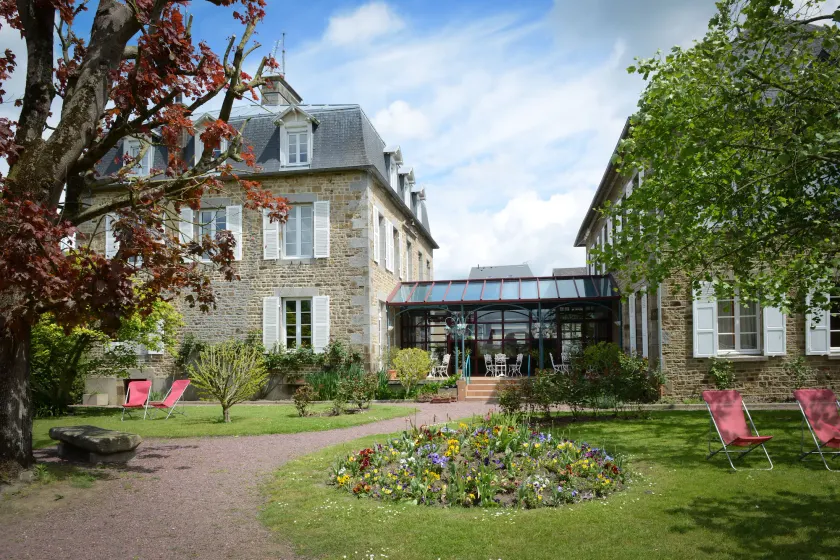 Logis Hotel Restaurant Auberge De La Sélune - Image 1