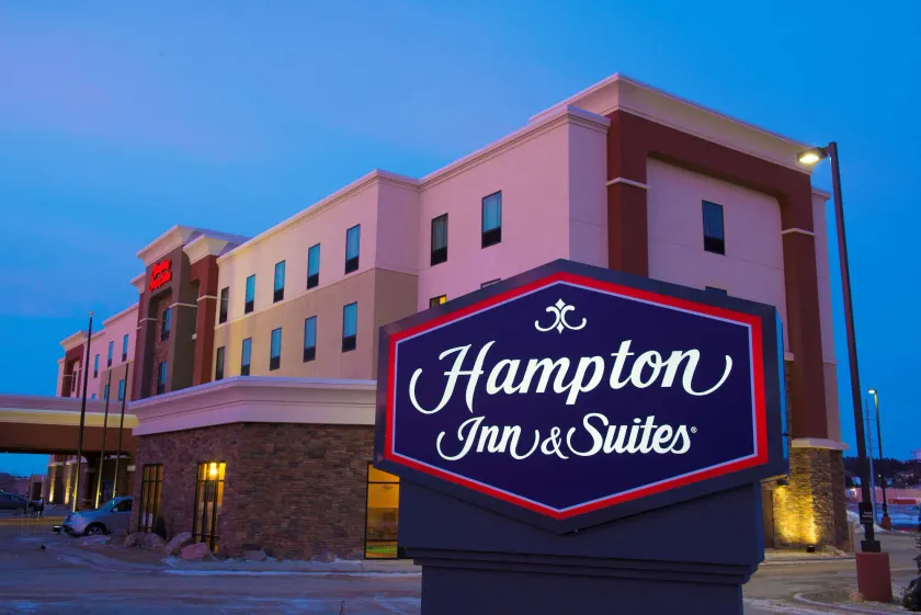 Hampton Inn & Suites Bismarck Northwest - Image 1