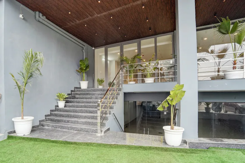Banquesta Suites - Interior entrance