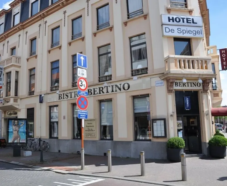 Hotel De Spiegel - Image 1