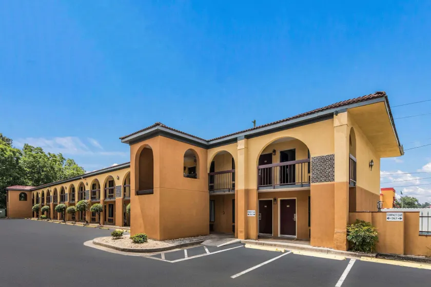 Econo Lodge Gainesville Downtown Area - Image 1