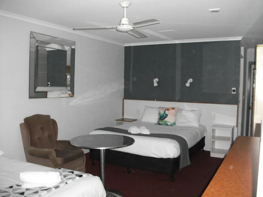 Beerwah Glasshouse Mountains Motel - Image 1