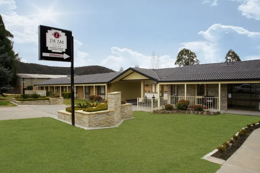 Zig Zag Motel & Apartments - Image 1