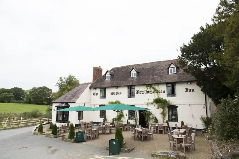 Hadley Bowling Green Inn - Image 1