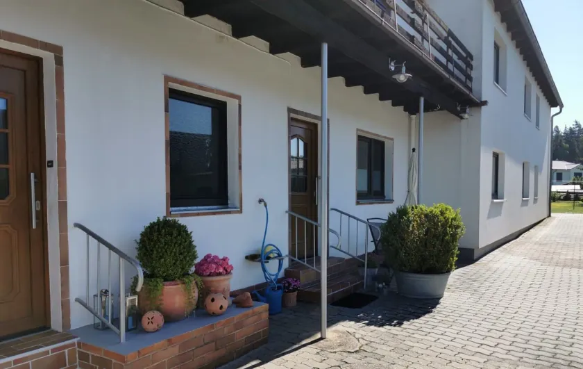 Apartamento vacacional con barbacoa, piscina y jardín | Vistas al jardín - Image 1