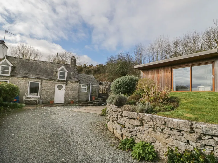 Bron Heulog Cottage, LLANGOED - Image 1