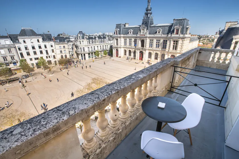 Hôtel Central - Image 1