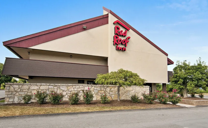 Red Roof Inn Fairmont - Image 1