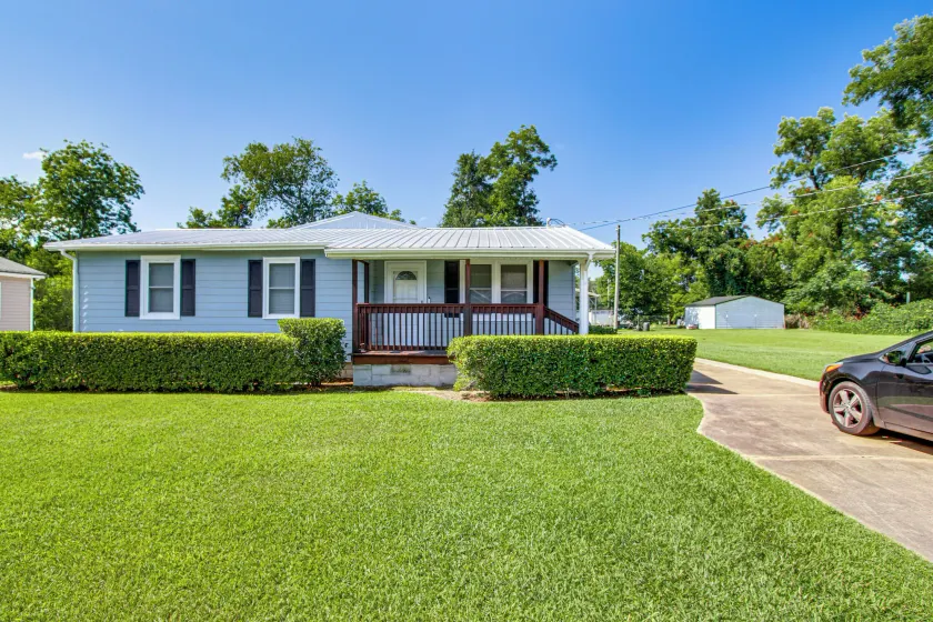 2 Mi to Shops & Eats: Family Home in Donalsonville - Image 1