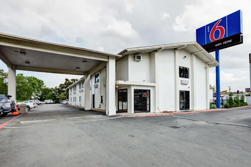 Motel 6-Dallas, TX - South - Image 1