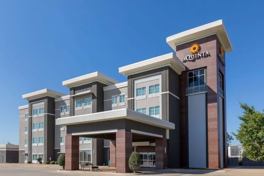 La Quinta Inn & Suites by Wyndham Durant - Image 1
