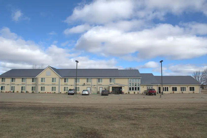 De Smet Super Deluxe Inn & suites - Image 1