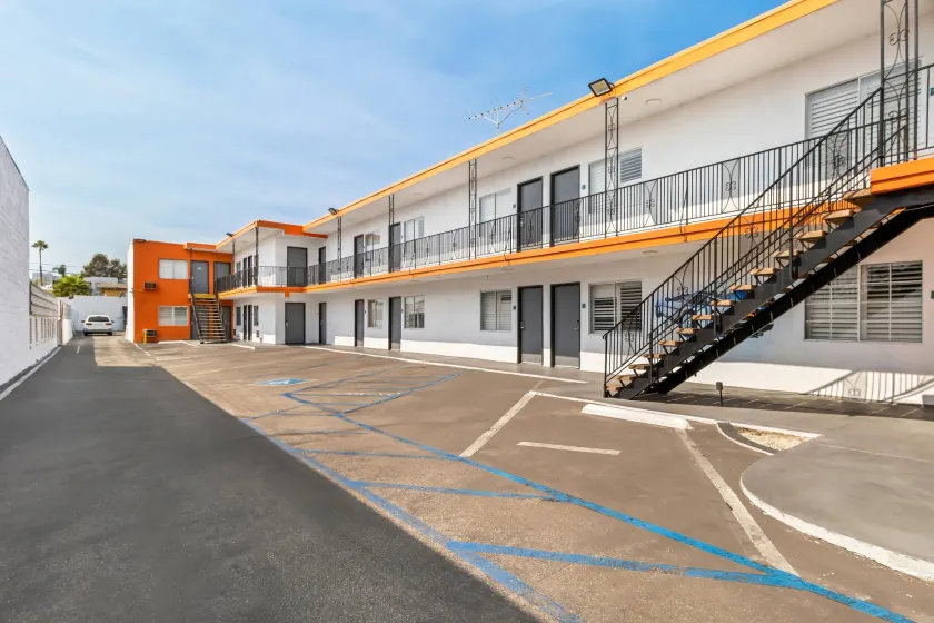 Rodeway Inn & Suites North Hollywood Burbank Airport - Universal Area - Image 1