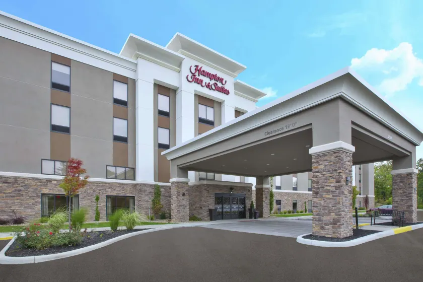 Hampton Inn & Suites Oakwood Village-Cleveland - Image 1