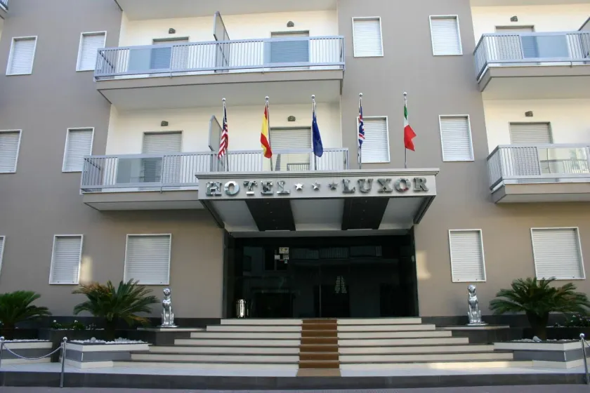 Hotel Luxor - Image 1