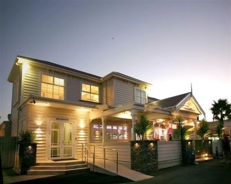 Tuakau Hotel - Image 1