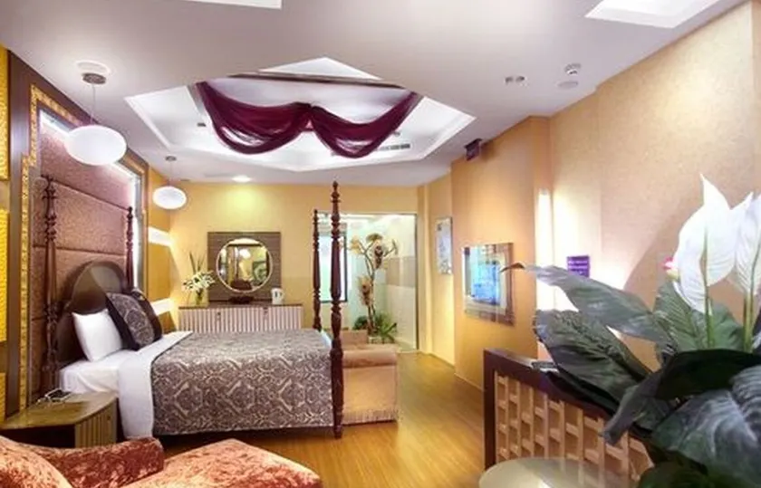 Motel Fabulous - Image 1