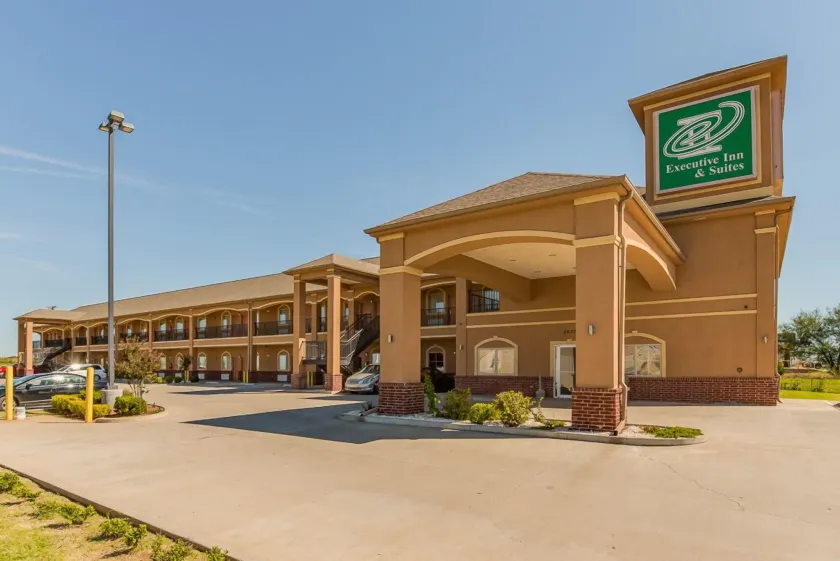 Executive Inn & Suites Cushing - Image 1