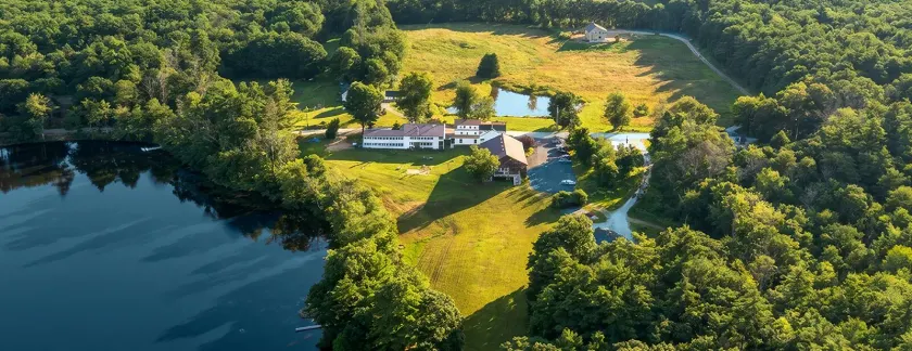 Lake Shore Farm Inn - Image 1