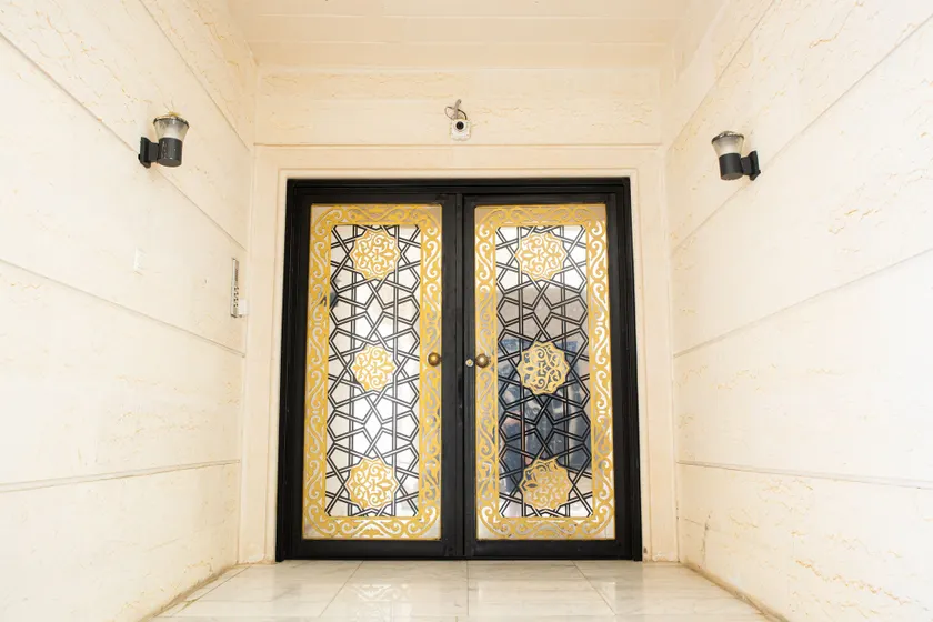 Luxurious Family 3 Bedroom Apartments 10 Mins Drive to Al-Masjid Nabawi - Interior entrance